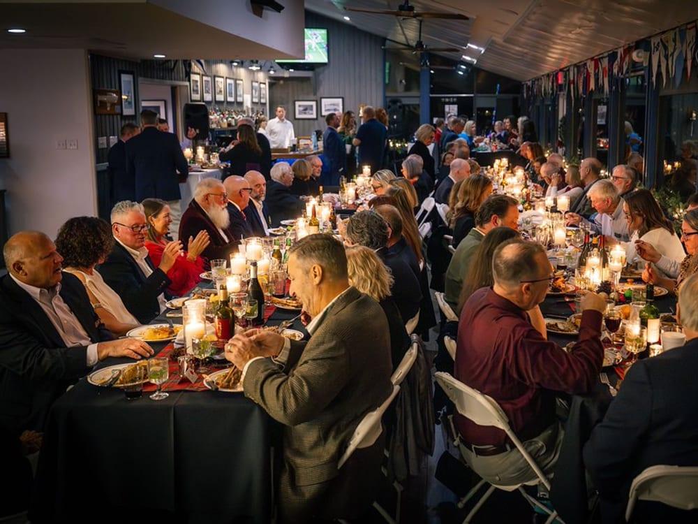 Members dining together in the Rush Creek Yacht Club dining room